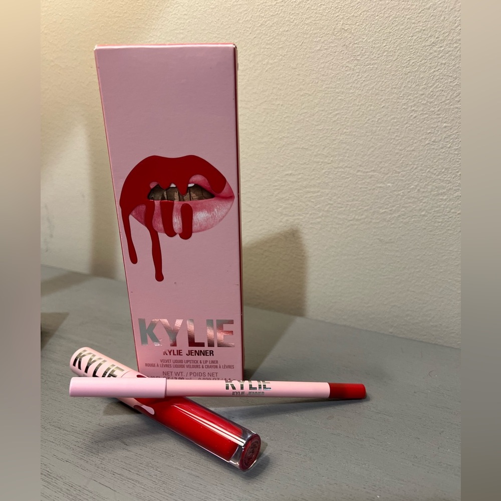 ❤️NIB Kylie Jenner lipstick and liner .. RED VELVET #405❤️